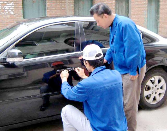 黄村汽车钥匙丢在车里面怎么办?